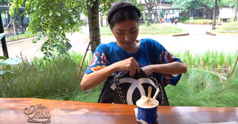 Potret Sarwendah Dasteran 'Nongkrong' di Kafe, Tenteng Tas Chanel
