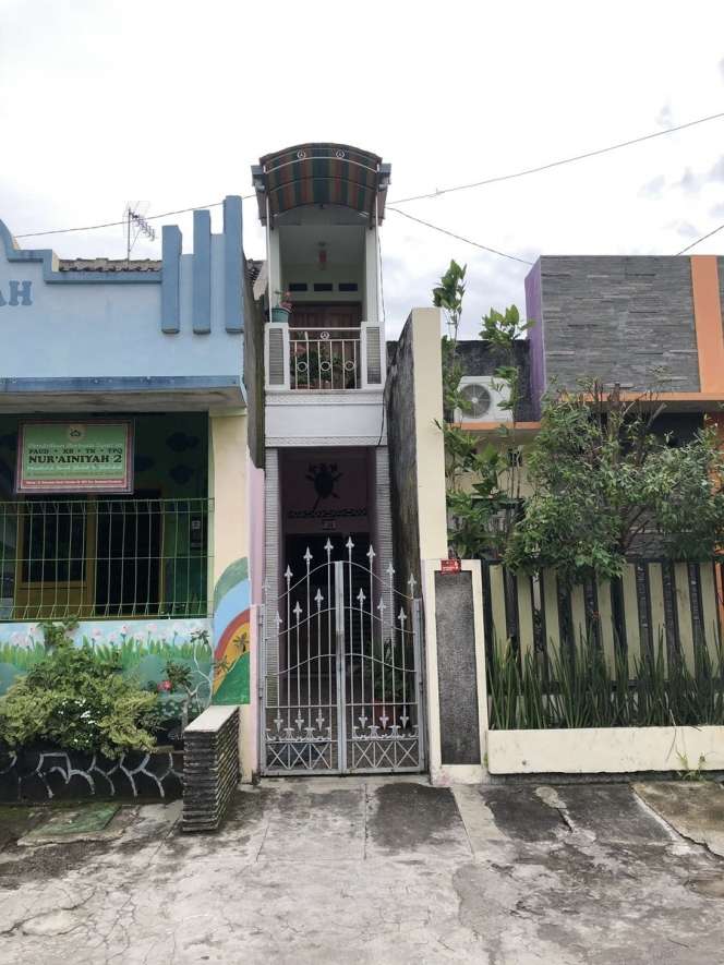 Viral Rumah 2 Lantai Lebarnya Cuma 1 Meter, Dari Luar Mirip Gang Sempit, Dalamnya Bikin Takjub, Lihat 8 Potretnya