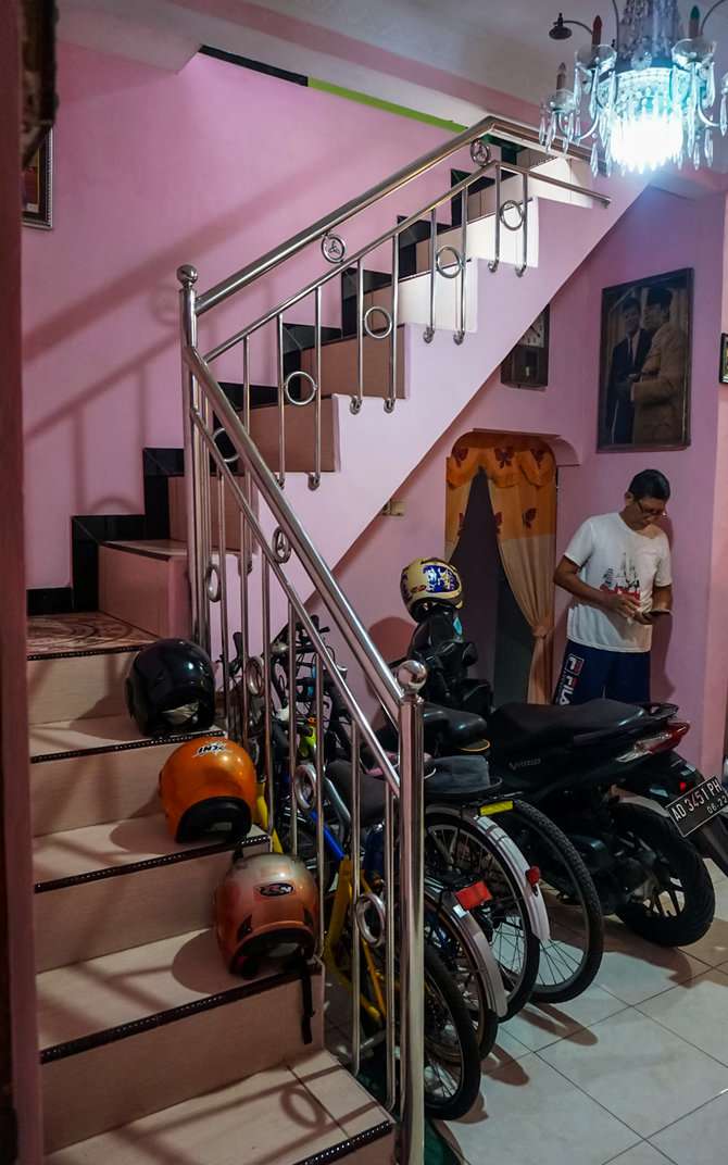 Viral Rumah 2 Lantai Lebarnya Cuma 1 Meter, Dari Luar Mirip Gang Sempit, Dalamnya Bikin Takjub, Lihat 8 Potretnya