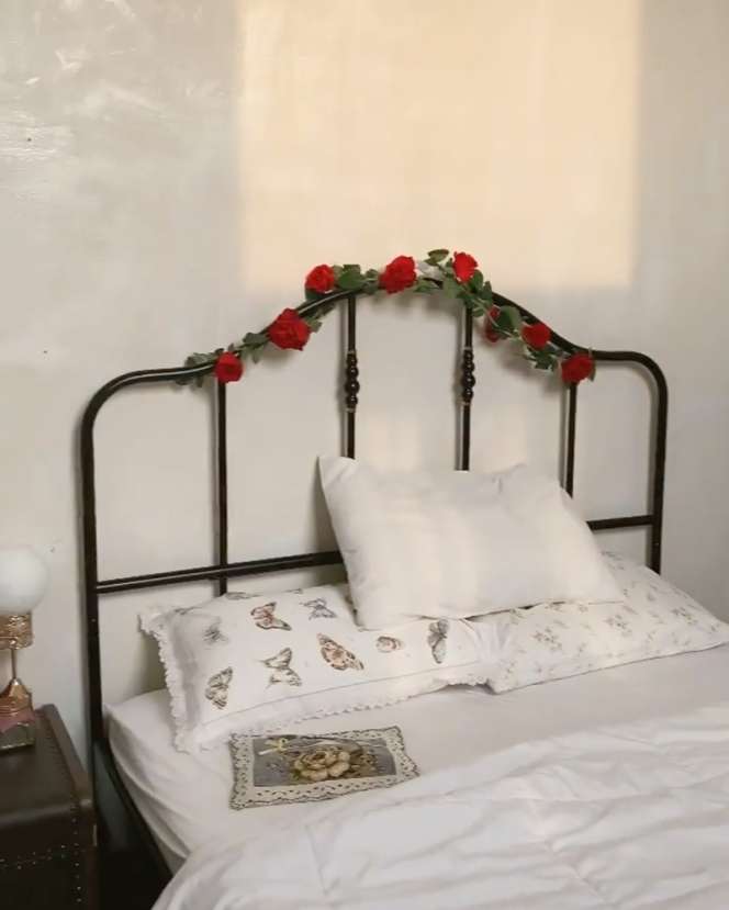 Potret Kamar Nadin Amizah yang Bergaya Vintage, Desain Cerminnya Unik Banget!