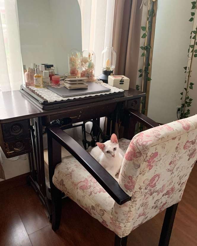 Potret Kamar Nadin Amizah yang Bergaya Vintage, Desain Cerminnya Unik Banget!