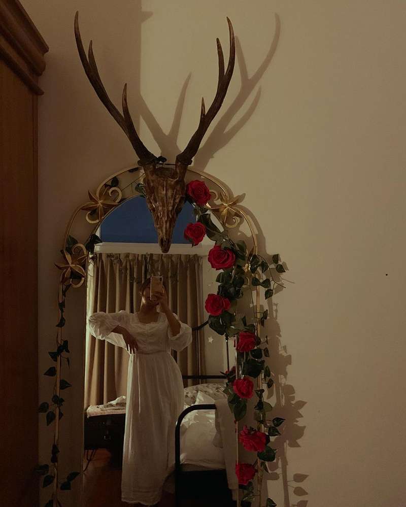 Potret Kamar Nadin Amizah yang Bergaya Vintage, Desain Cerminnya Unik Banget!