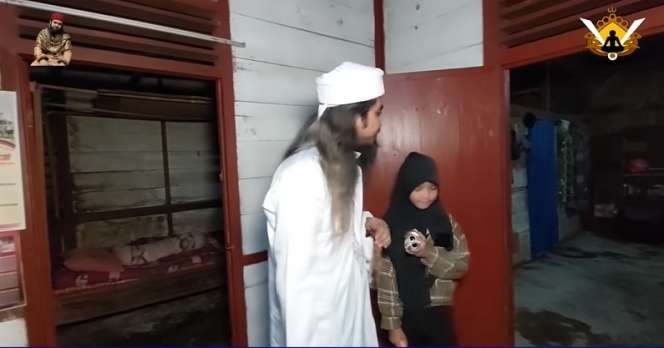 10 Potret Rumah Gus Samsudin di Kampung, Jauh dari Mewah, Reyot Berdinding Anyaman Bambu