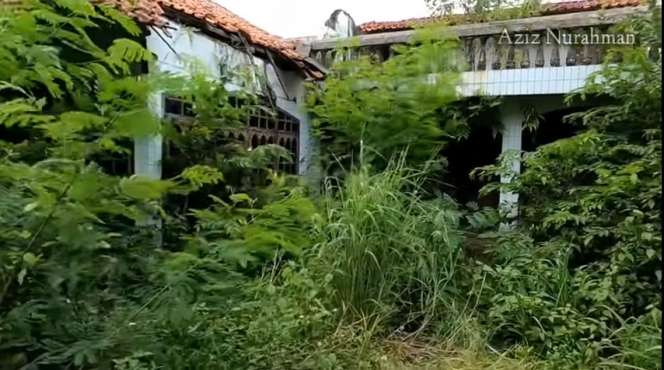 Potret Rumah Mewah Terbengkalai 20 Tahun Milik Miliader Desa, Isinya Bikin Merinding!