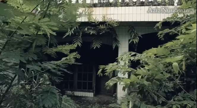 Potret Rumah Mewah Terbengkalai 20 Tahun Milik Miliader Desa, Isinya Bikin Merinding!