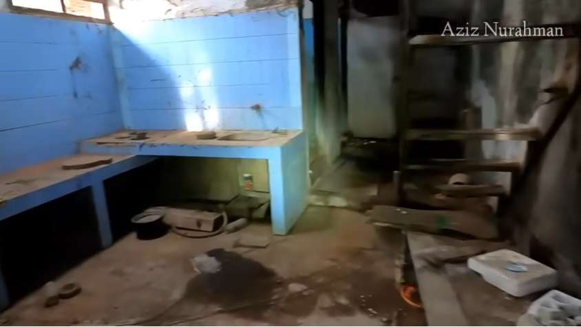 Potret Rumah Mewah Terbengkalai 20 Tahun Milik Miliader Desa, Isinya Bikin Merinding!