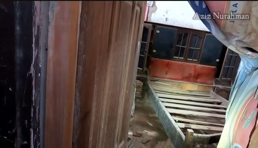 Potret Rumah Mewah Terbengkalai 20 Tahun Milik Miliader Desa, Isinya Bikin Merinding!