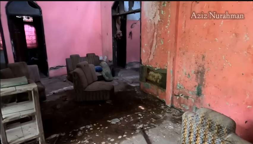 Potret Rumah Mewah Terbengkalai 20 Tahun Milik Miliader Desa, Isinya Bikin Merinding!