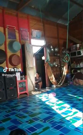 Potret Dapur di Rumah Panggung Ini Bikin Melongo, Rapi Banget Auto Betah!