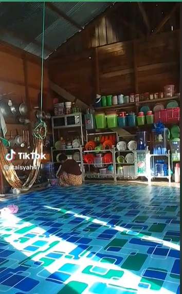 Potret Dapur di Rumah Panggung Ini Bikin Melongo, Rapi Banget Auto Betah!