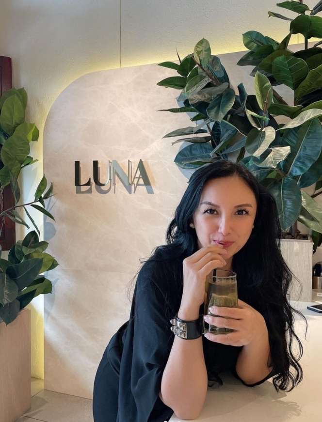 8 Pesona Tata Cahyani Eks Istri Tommy Soeharto, Bak ABG di Usia 46 Tahun, Seperti Diformalin!