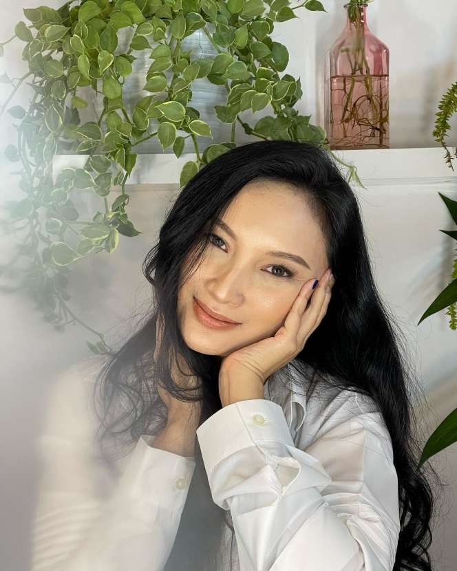 8 Pesona Tata Cahyani Eks Istri Tommy Soeharto, Bak ABG di Usia 46 Tahun, Seperti Diformalin!