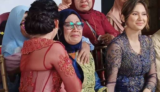 Potret Indah Permatasari Hadiri Lamaran Sang Adik, Momen Bertemu Ibunda Disorot 