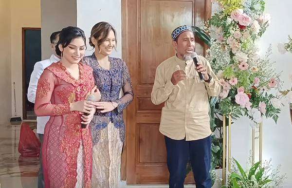 Potret Indah Permatasari Hadiri Lamaran Sang Adik, Momen Bertemu Ibunda Disorot 