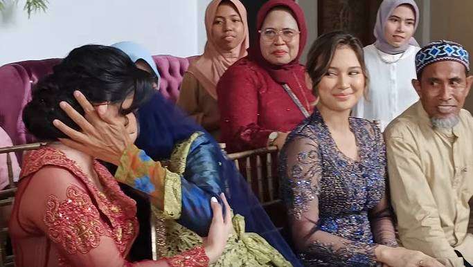 Potret Indah Permatasari Hadiri Lamaran Sang Adik, Momen Bertemu Ibunda Disorot 