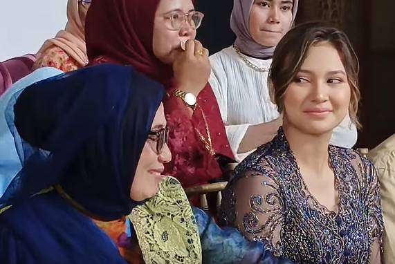 Potret Indah Permatasari Hadiri Lamaran Sang Adik, Momen Bertemu Ibunda Disorot 