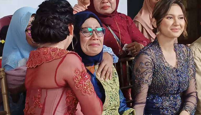 Potret Indah Permatasari Hadiri Lamaran Sang Adik, Momen Bertemu Ibunda Disorot 