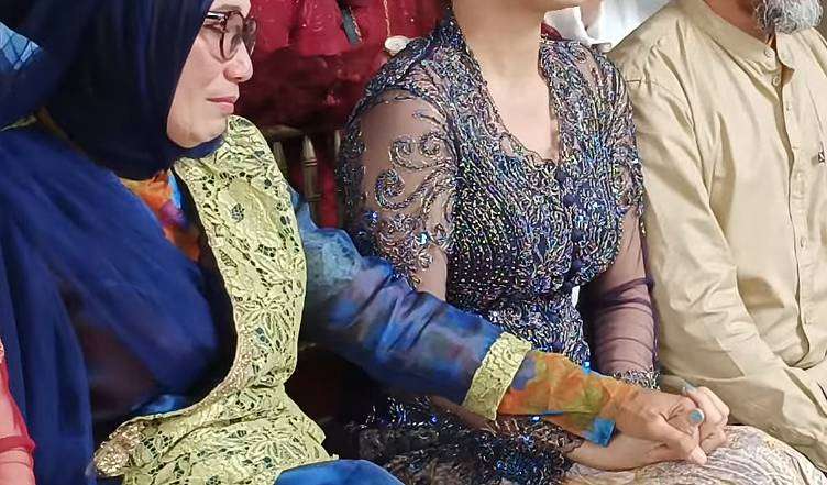 Potret Indah Permatasari Hadiri Lamaran Sang Adik, Momen Bertemu Ibunda Disorot 