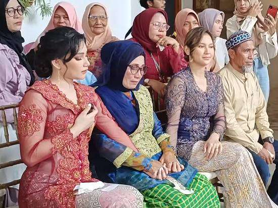 Potret Indah Permatasari Hadiri Lamaran Sang Adik, Momen Bertemu Ibunda Disorot 
