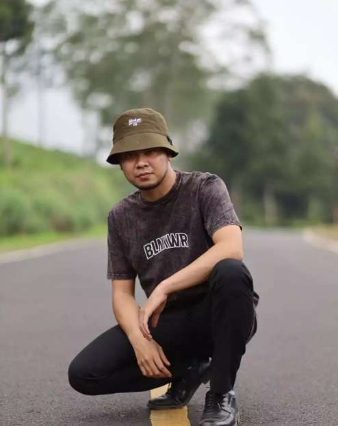Tak Lagi Eksis, Anggota Boyband Hits Asal Indonesia ini Banting Stir Jadi Peternak Ikan, Begini Kabar Terbarunya!