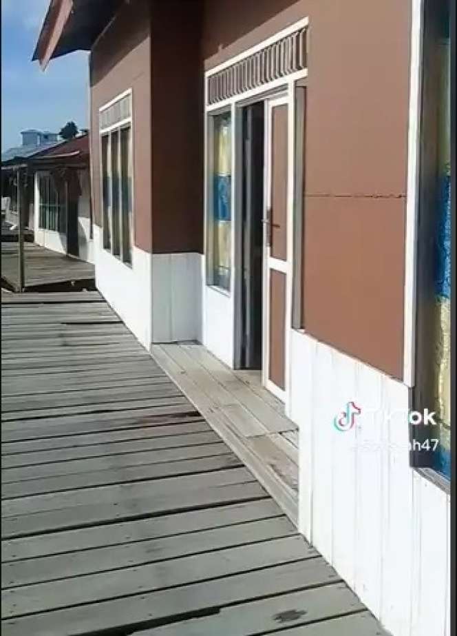 Potret Rumah Kayu di Atas Sungai, Dari Luar Tampak Sederhana, Ternyata Isi Dalamnya Bikin Melongo!