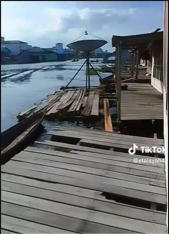 Potret Rumah Kayu di Atas Sungai, Dari Luar Tampak Sederhana, Ternyata Isi Dalamnya Bikin Melongo!