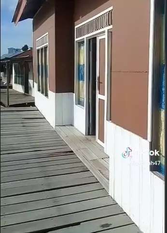 Potret Rumah Kayu di Atas Sungai, Dari Luar Tampak Sederhana, Ternyata Isi Dalamnya Bikin Melongo!