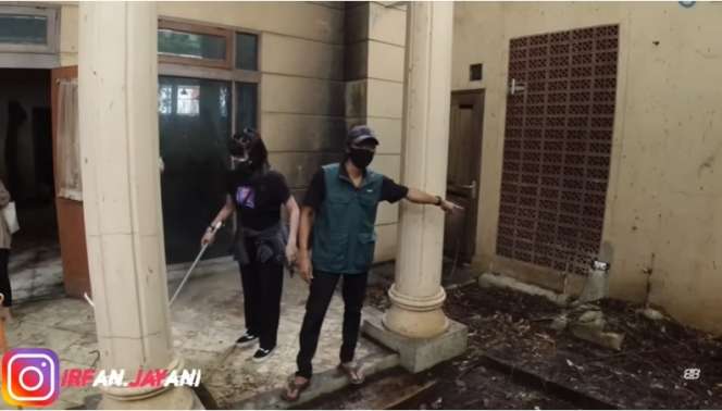 Selama 11 Tahun, Viral Anak Rawat Ibunya yang ODGJ di Rumah Mewah Terbengkalai Tanpa Listrik, Lihat 10 Potretnya Ngeri Banget!
