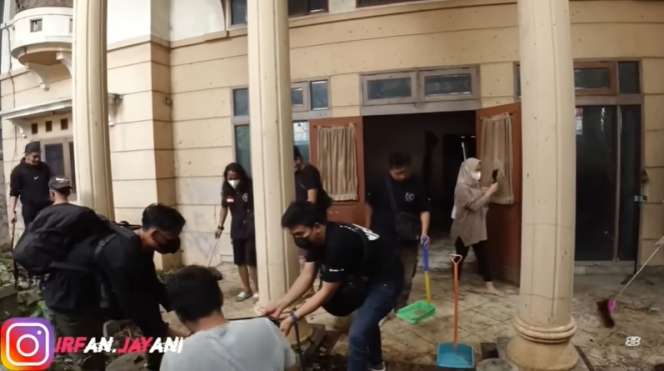 Selama 11 Tahun, Viral Anak Rawat Ibunya yang ODGJ di Rumah Mewah Terbengkalai Tanpa Listrik, Lihat 10 Potretnya Ngeri Banget!