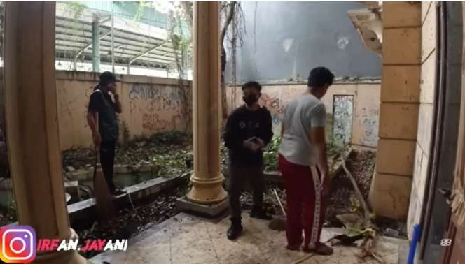 Selama 11 Tahun, Viral Anak Rawat Ibunya yang ODGJ di Rumah Mewah Terbengkalai Tanpa Listrik, Lihat 10 Potretnya Ngeri Banget!