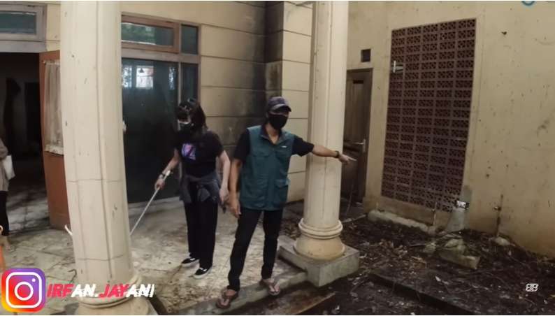 Selama 11 Tahun, Viral Anak Rawat Ibunya yang ODGJ di Rumah Mewah Terbengkalai Tanpa Listrik, Lihat 10 Potretnya Ngeri Banget!