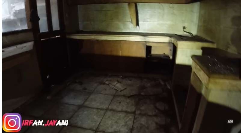 Selama 11 Tahun, Viral Anak Rawat Ibunya yang ODGJ di Rumah Mewah Terbengkalai Tanpa Listrik, Lihat 10 Potretnya Ngeri Banget!