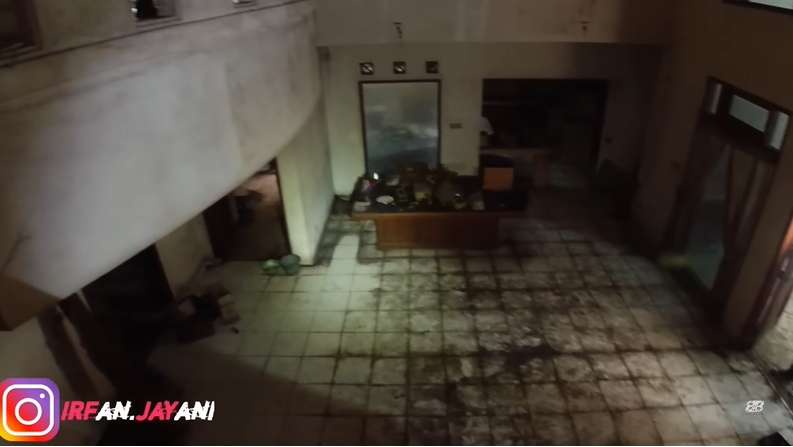 Selama 11 Tahun, Viral Anak Rawat Ibunya yang ODGJ di Rumah Mewah Terbengkalai Tanpa Listrik, Lihat 10 Potretnya Ngeri Banget!