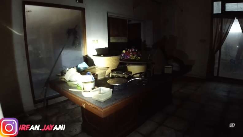 Selama 11 Tahun, Viral Anak Rawat Ibunya yang ODGJ di Rumah Mewah Terbengkalai Tanpa Listrik, Lihat 10 Potretnya Ngeri Banget!