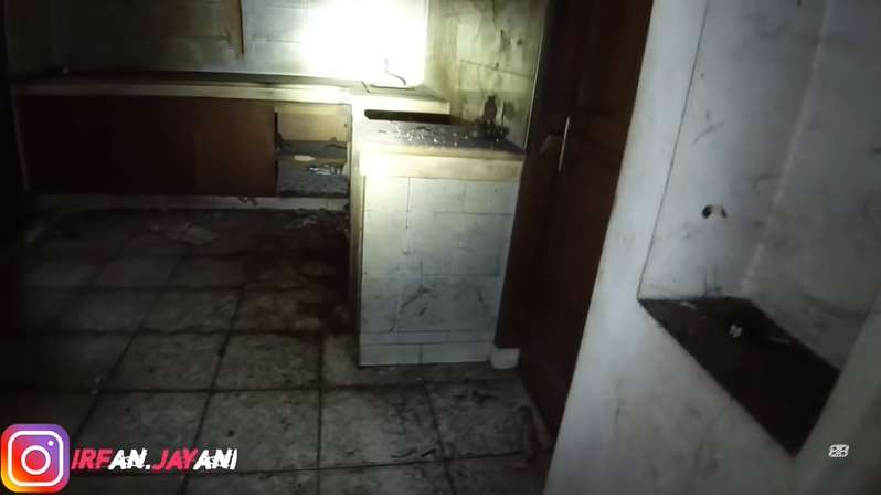 Selama 11 Tahun, Viral Anak Rawat Ibunya yang ODGJ di Rumah Mewah Terbengkalai Tanpa Listrik, Lihat 10 Potretnya Ngeri Banget!