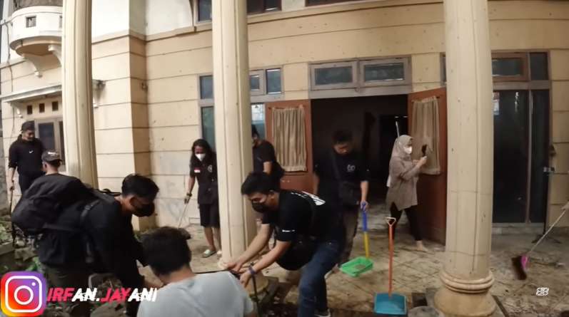Selama 11 Tahun, Viral Anak Rawat Ibunya yang ODGJ di Rumah Mewah Terbengkalai Tanpa Listrik, Lihat 10 Potretnya Ngeri Banget!