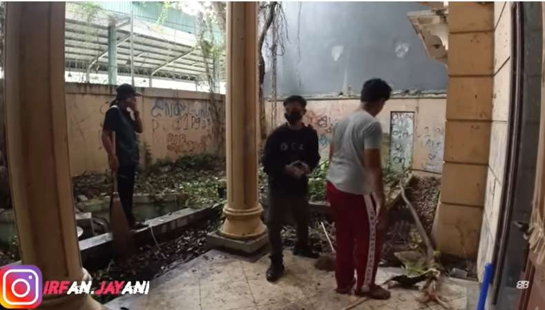 Selama 11 Tahun, Viral Anak Rawat Ibunya yang ODGJ di Rumah Mewah Terbengkalai Tanpa Listrik, Lihat 10 Potretnya Ngeri Banget!