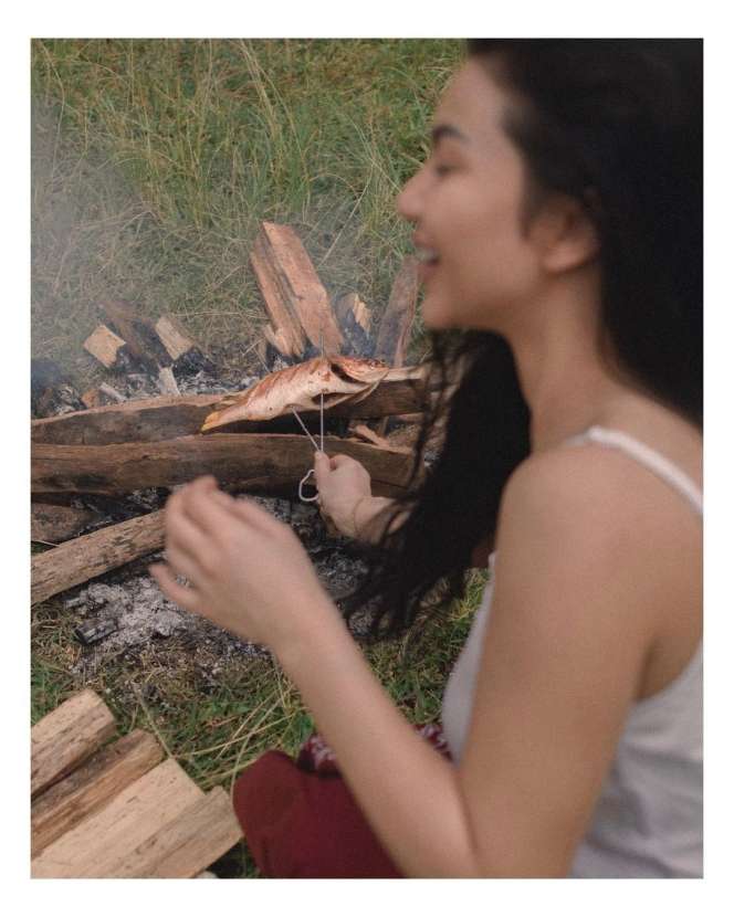 Gaya Ariel Tatum Cuma Pakai Kain Merah di Tepi Danau
