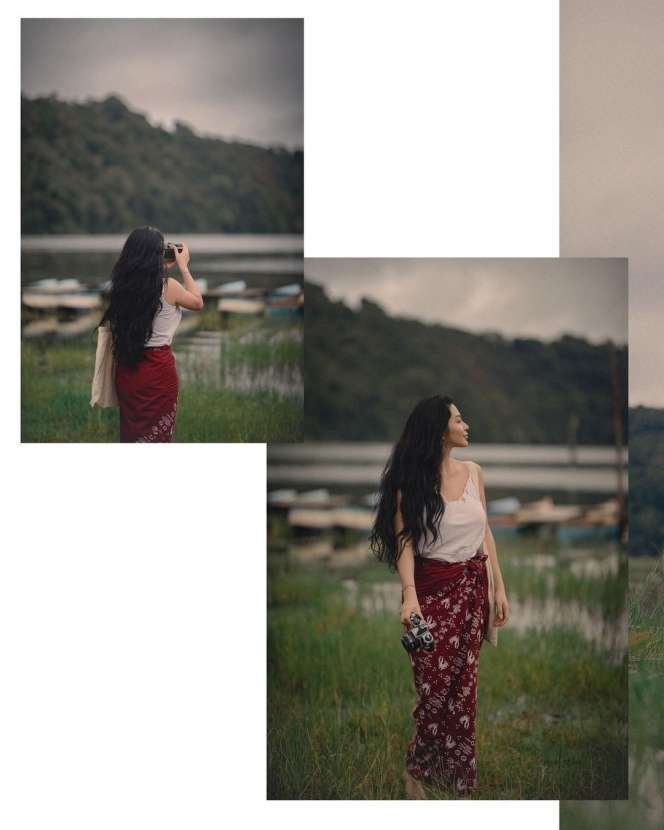 Gaya Ariel Tatum Cuma Pakai Kain Merah di Tepi Danau