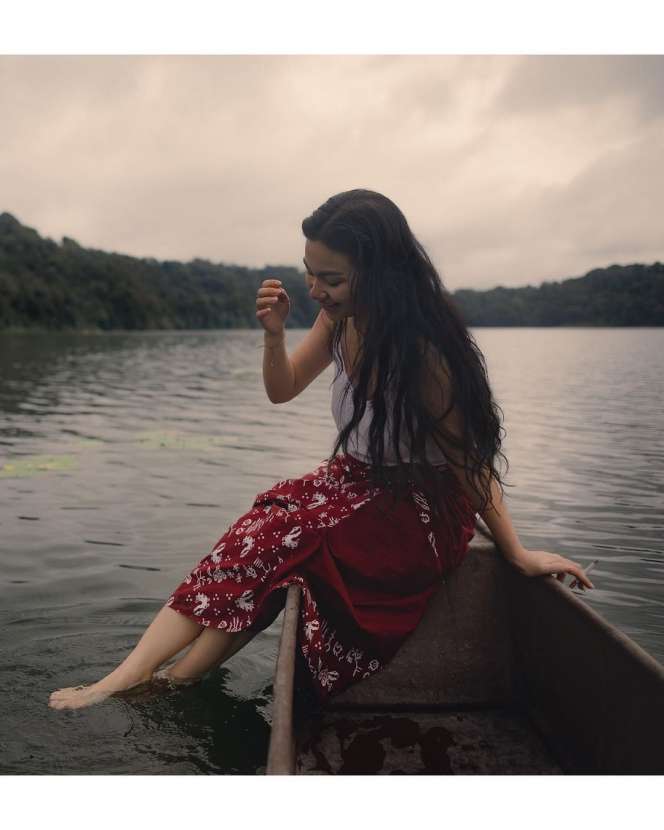 Gaya Ariel Tatum Cuma Pakai Kain Merah di Tepi Danau