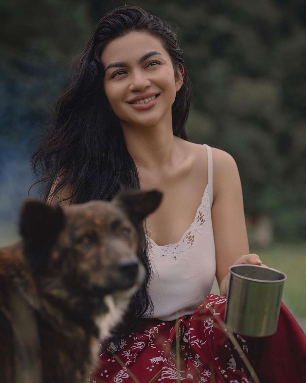 Gaya Ariel Tatum Cuma Pakai Kain Merah di Tepi Danau