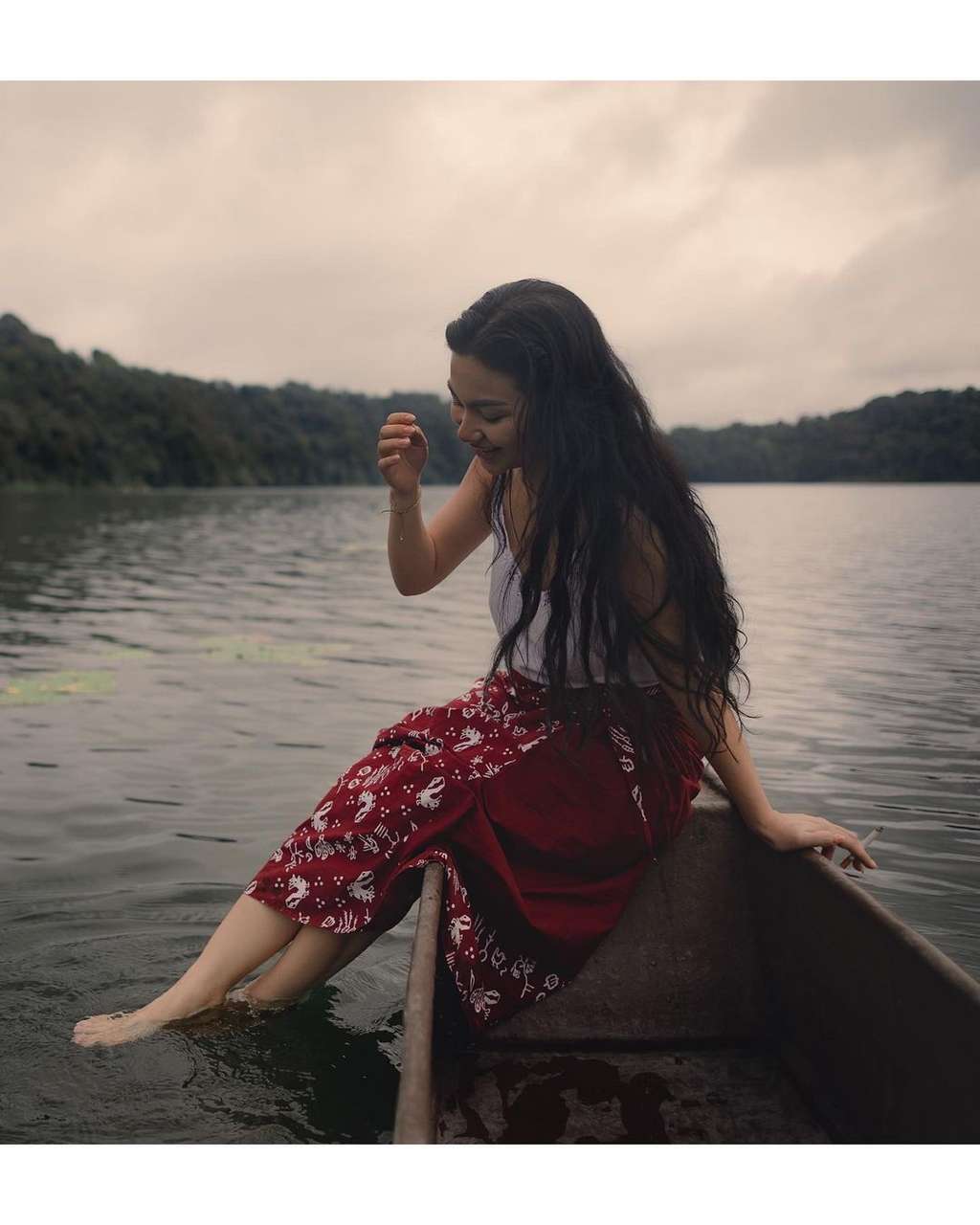 Gaya Ariel Tatum Cuma Pakai Kain Merah di Tepi Danau