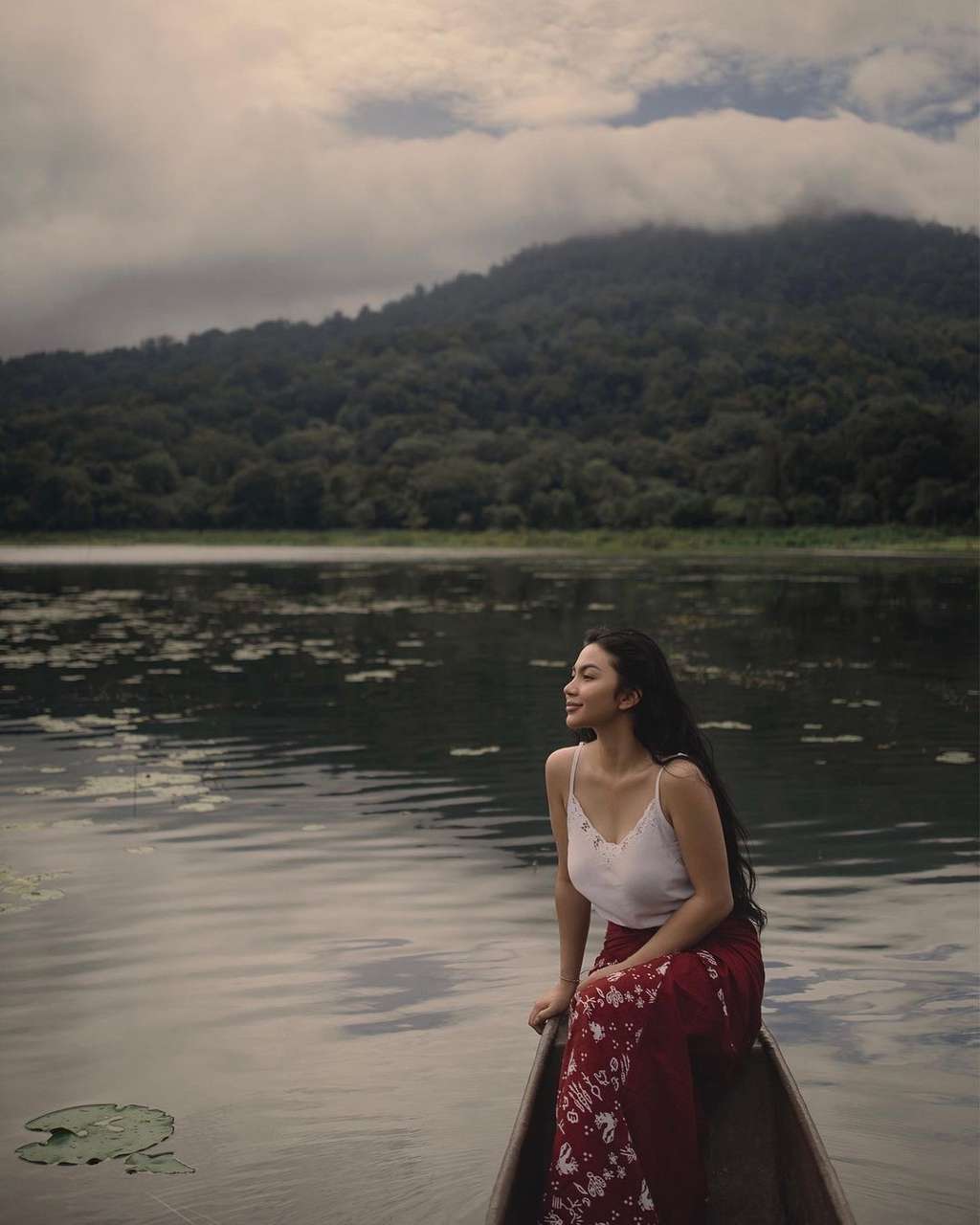 Gaya Ariel Tatum Cuma Pakai Kain Merah di Tepi Danau