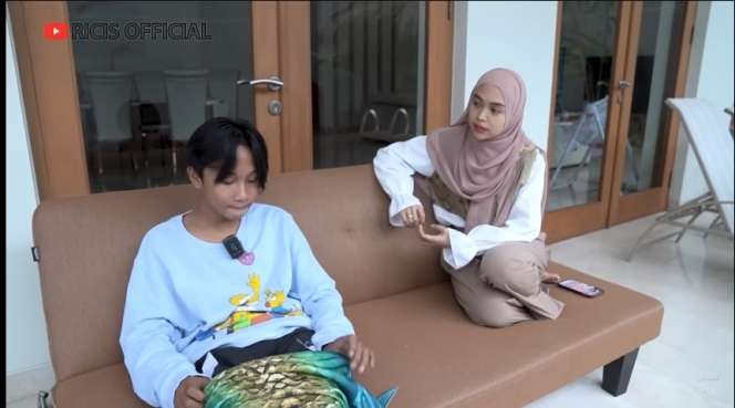 Potret Fajar Sadboy Pakai Baju Mermaid, Ria Ricis Dituding Hanya Cari Adsense!