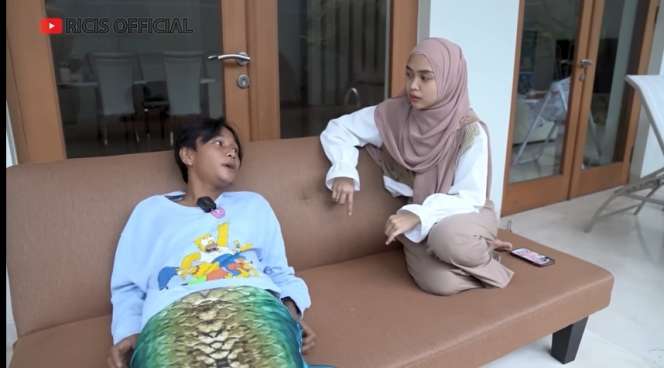 Potret Fajar Sadboy Pakai Baju Mermaid, Ria Ricis Dituding Hanya Cari Adsense!