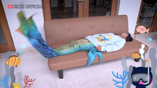 Potret Fajar Sadboy Pakai Baju Mermaid, Ria Ricis Dituding Hanya Cari Adsense!