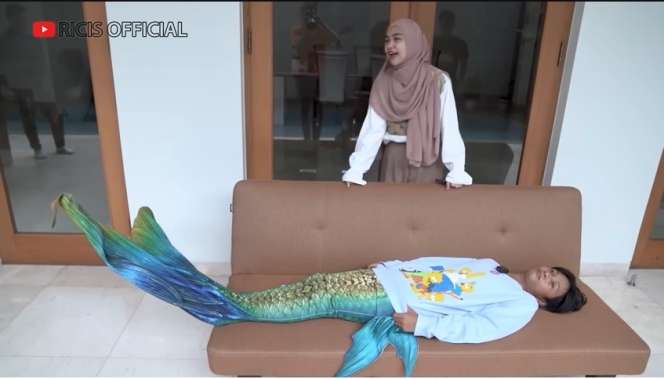 Potret Fajar Sadboy Pakai Baju Mermaid, Ria Ricis Dituding Hanya Cari Adsense!