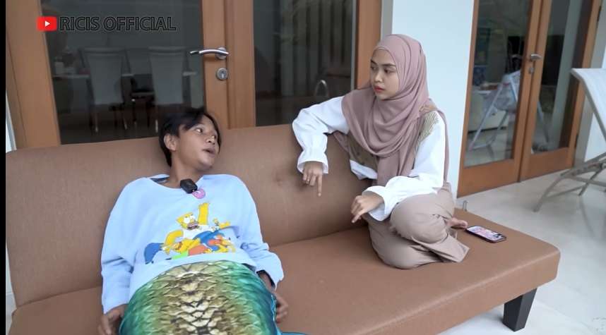 Potret Fajar Sadboy Pakai Baju Mermaid, Ria Ricis Dituding Hanya Cari Adsense!