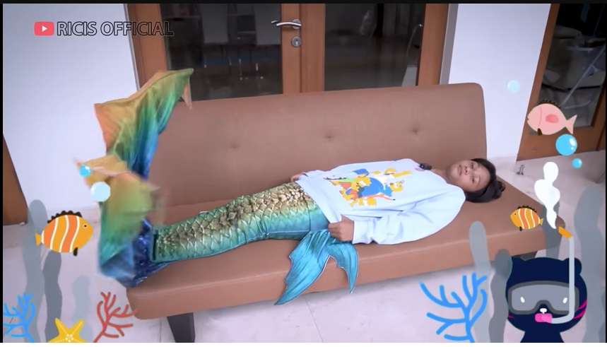 Potret Fajar Sadboy Pakai Baju Mermaid, Ria Ricis Dituding Hanya Cari Adsense!