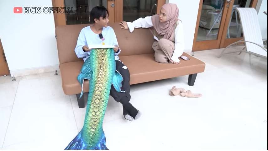Potret Fajar Sadboy Pakai Baju Mermaid, Ria Ricis Dituding Hanya Cari Adsense!